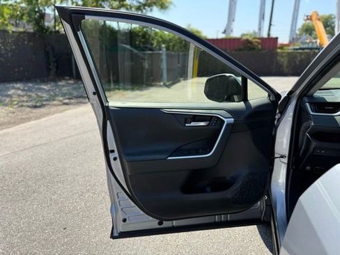 Used 2019 Toyota RAV4 Limited image 16