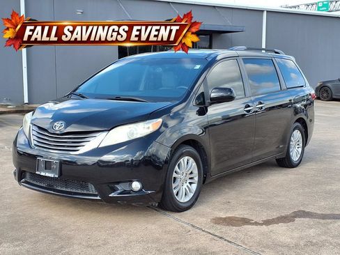 Used 2017 Toyota Sienna XLE Premium FWD image 3