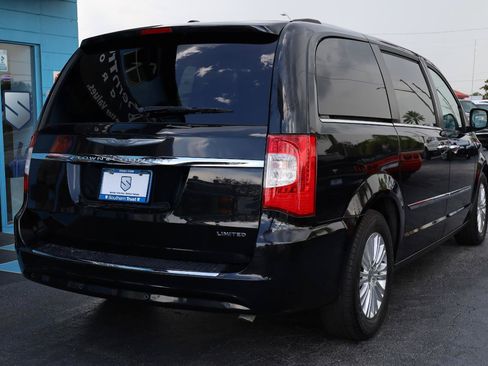 Used 2015 Chrysler Town & Country Limited Platinum FWD image 4