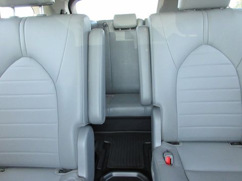 Used 2022 Toyota Highlander XLE AWD/4WD image 20