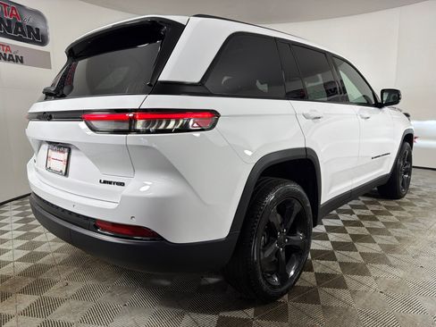 Used 2025 Jeep Grand Cherokee Limited w/ Black Appearance Package AWD/4WD image 5