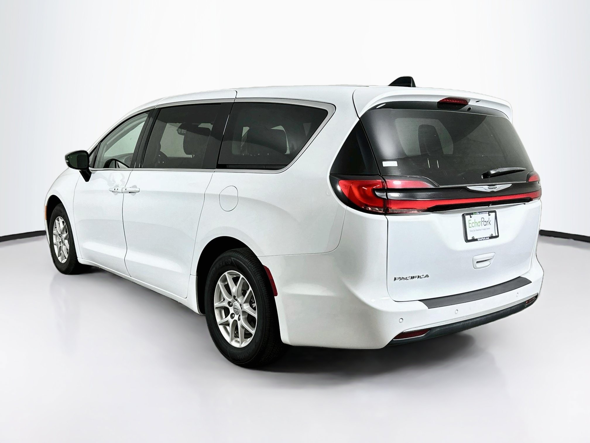 Used 2024 Chrysler Pacifica Touring-L FWD image 5