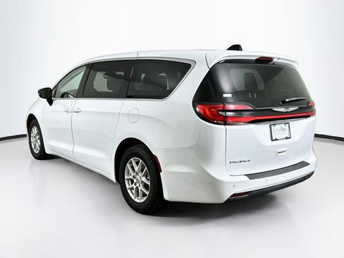 Used 2024 Chrysler Pacifica Touring-L FWD image 5