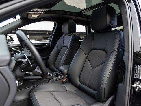 Certified 2025 Porsche Macan image 5