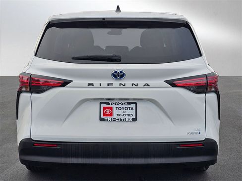 Used 2021 Toyota Sienna LE image 4