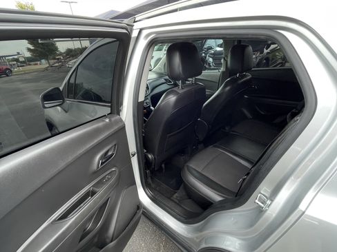 Used 2018 Chevrolet Trax LT w/ LT Convenience Package FWD image 13