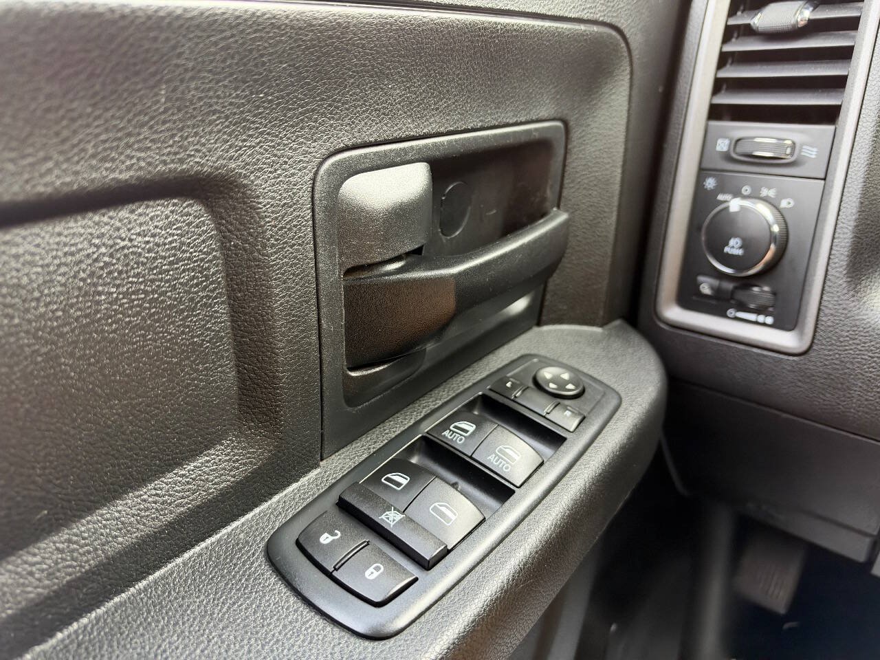 Used 2017 RAM 1500 Express AWD/4WD image 24
