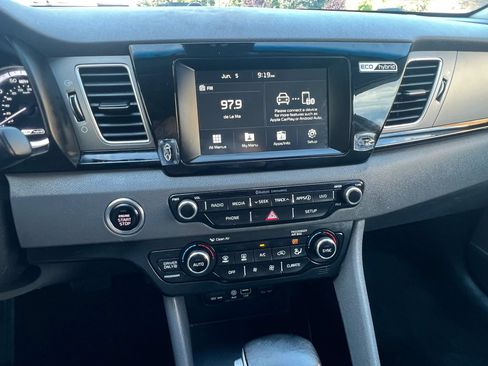 Used 2017 Kia Niro EX FWD image 22