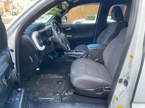 Used 2017 Toyota Tacoma TRD Off-Road image 12