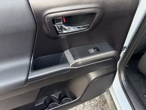 Used 2019 Toyota Tacoma TRD Off-Road image 19