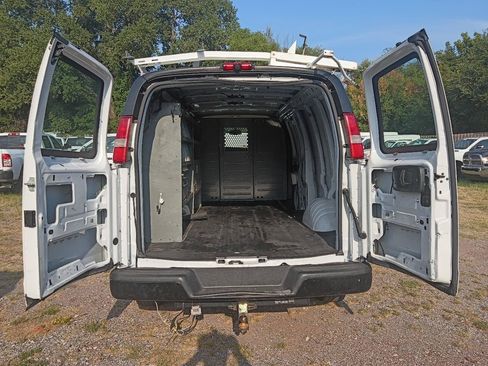 Used 2017 Chevrolet Express 2500 Extended RWD image 23