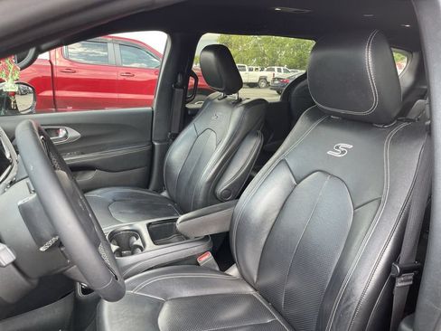 Used 2022 Chrysler Pacifica Touring-L w/ Uconnect Theater Family Group FWD image 8