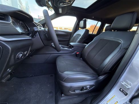 New 2025 Jeep Grand Cherokee Altitude image 19