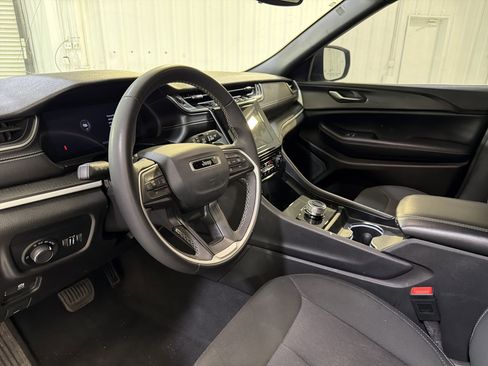 Used 2024 Jeep Grand Cherokee Laredo AWD/4WD image 12