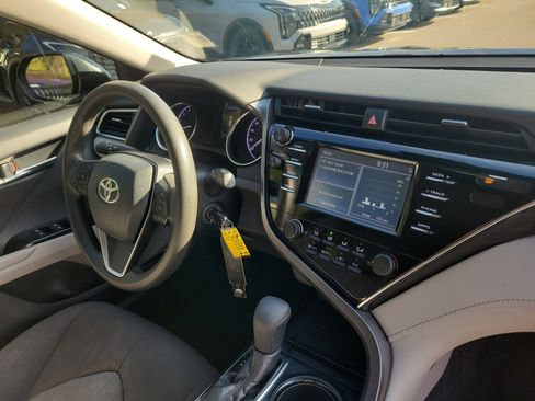 Used 2018 Toyota Camry LE image 8