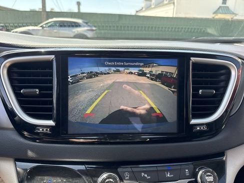 Used 2024 Chrysler Pacifica Touring-L FWD image 17