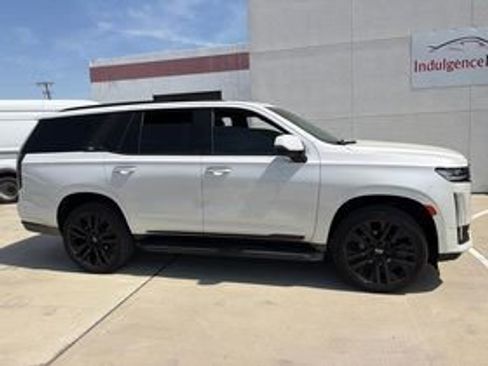 Used 2021 Cadillac Escalade Premium Luxury w/ LPO, Illumination Package image 4