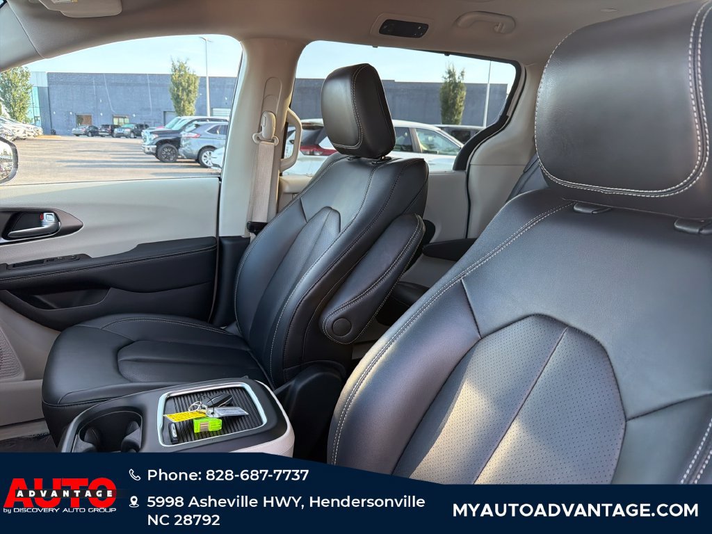Used 2024 Chrysler Pacifica Touring-L FWD image 13