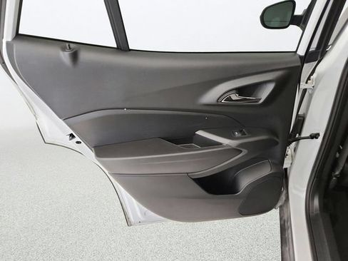 Used 2025 Chevrolet Trax LS w/ LS Convenience Package FWD image 23