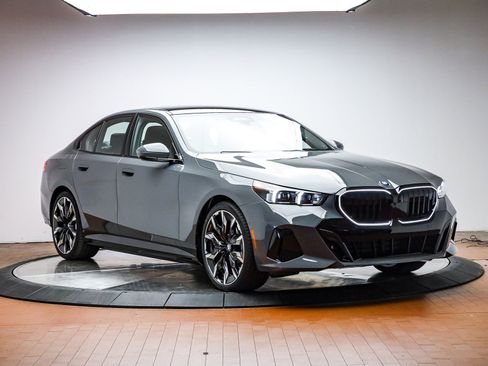 New 2026 BMW 550e xDrive w/ Executive Package image 6