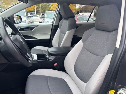 Used 2022 Toyota RAV4 XLE image 16