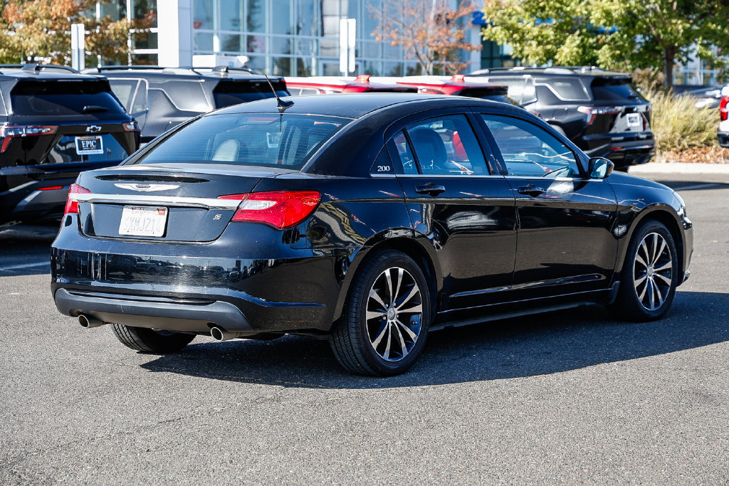 Used 2013 Chrysler 200 Limited FWD image 4