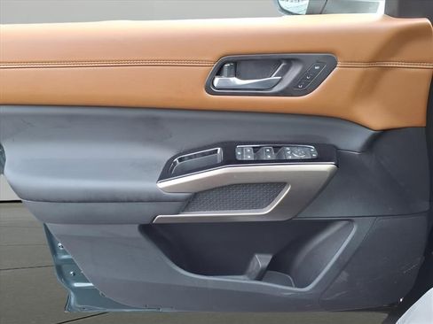 Used 2025 Nissan Pathfinder Platinum image 19