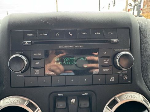 Used 2018 Jeep Wrangler Sahara w/ Connectivity Group image 18