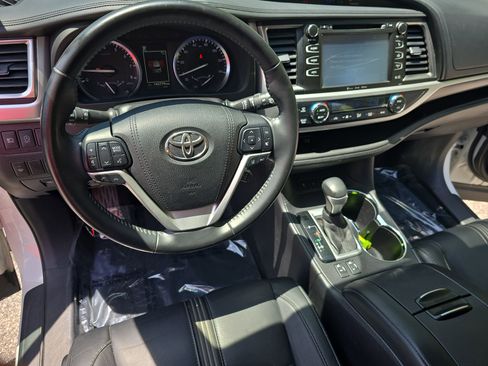 Used 2017 Toyota Highlander SE AWD/4WD image 16