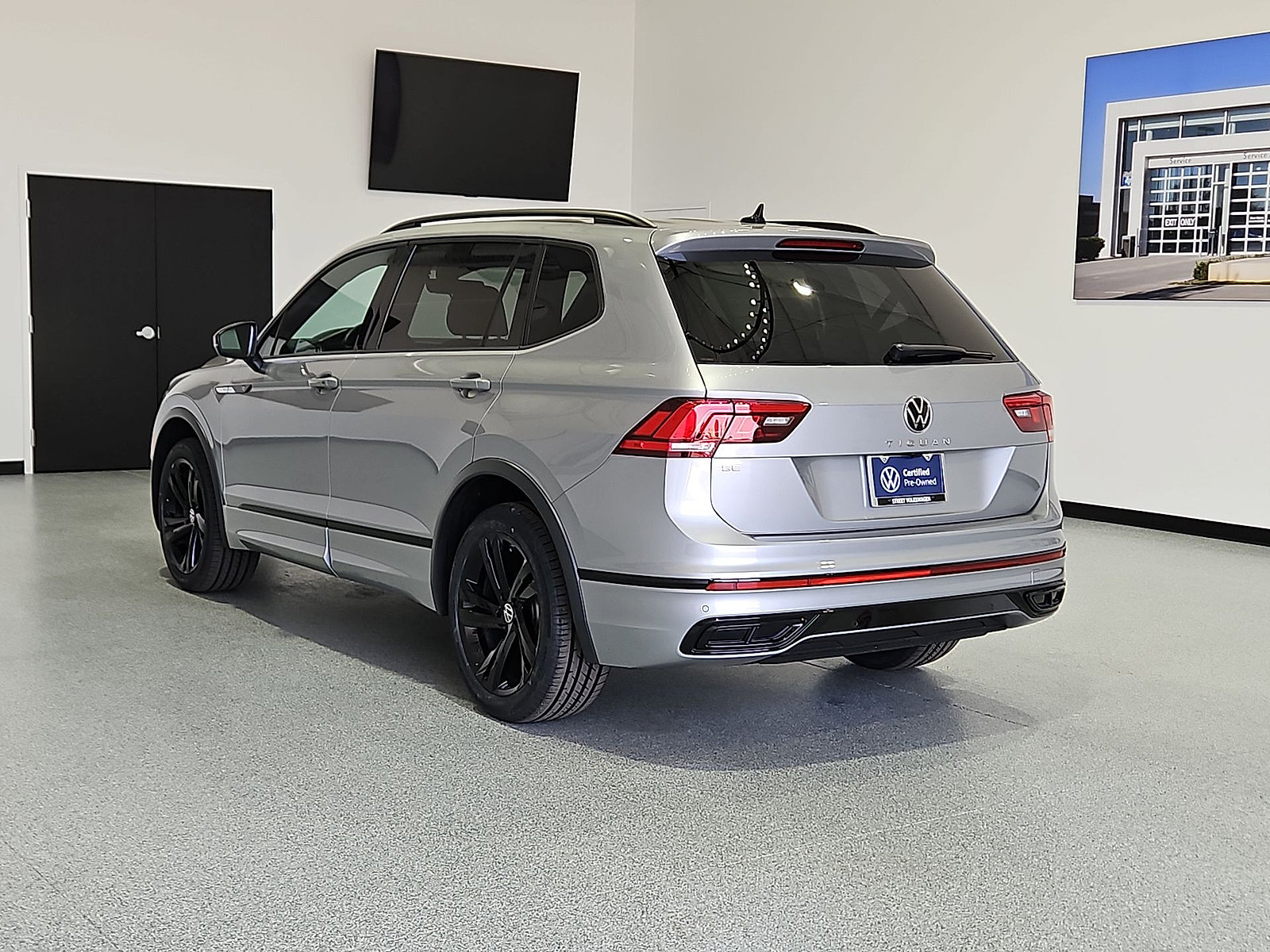 Used 2023 Volkswagen Tiguan SE R-Line FWD image 6