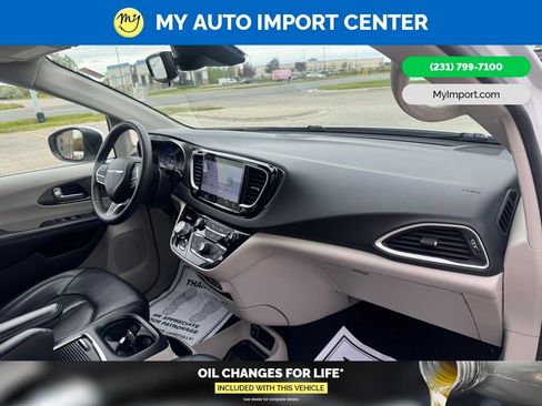 Used 2023 Chrysler Pacifica Touring-L FWD image 22
