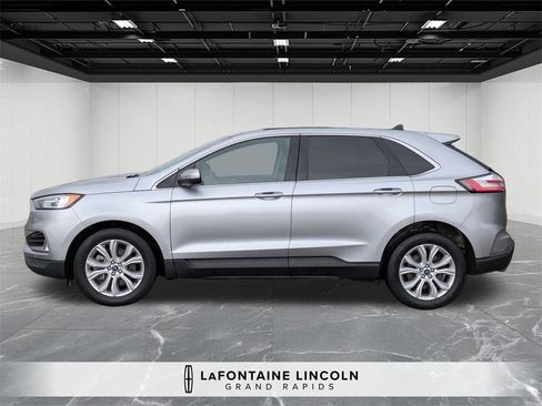 Used 2022 Ford Edge Titanium image 2