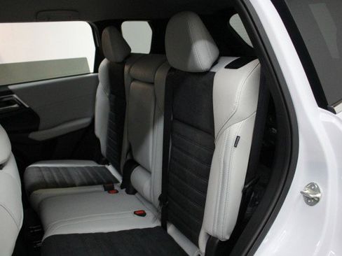 New 2025 Mitsubishi Outlander SE image 25