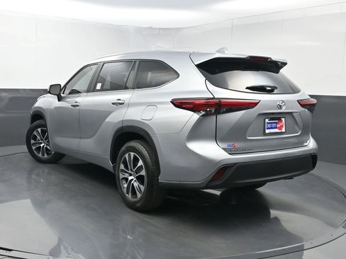 Used 2023 Toyota Highlander XLE image 23