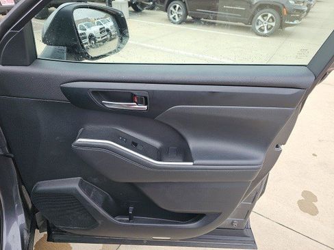 Used 2021 Toyota Highlander XLE image 14