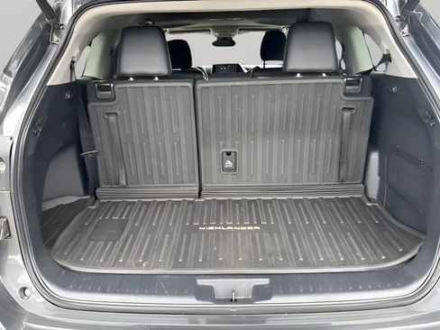 Used 2020 Toyota Highlander XLE AWD/4WD image 36