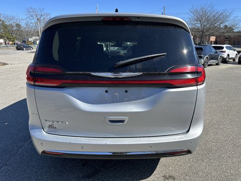 Used 2023 Chrysler Pacifica Touring-L FWD image 6