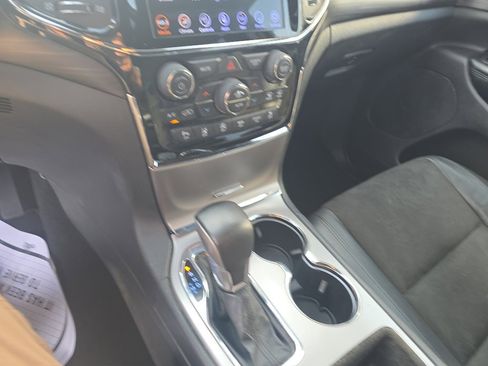 Used 2020 Jeep Grand Cherokee Laredo w/ Laredo X Package image 10