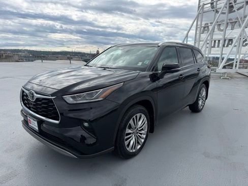 Certified 2024 Toyota Highlander Platinum AWD/4WD image 5