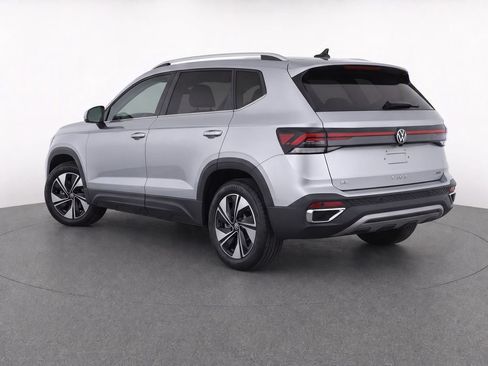 Used 2026 Volkswagen Taos SE AWD/4WD image 3