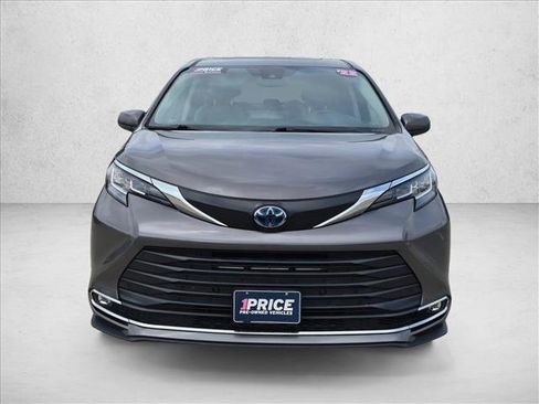 Used 2022 Toyota Sienna XLE FWD image 2