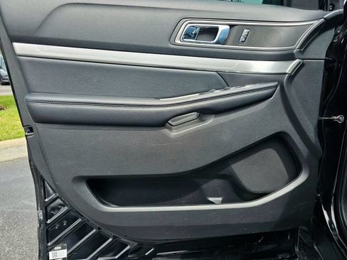 Used 2017 Ford Explorer XLT w/ Equipment Group 202A FWD image 20