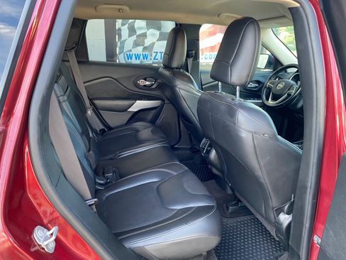 Used 2018 Jeep Cherokee Latitude Plus w/ Cold Weather Group AWD/4WD image 11