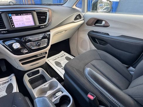 Used 2023 Chrysler Voyager LX FWD image 17