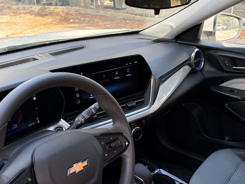 Used 2025 Chevrolet Trax LT image 29