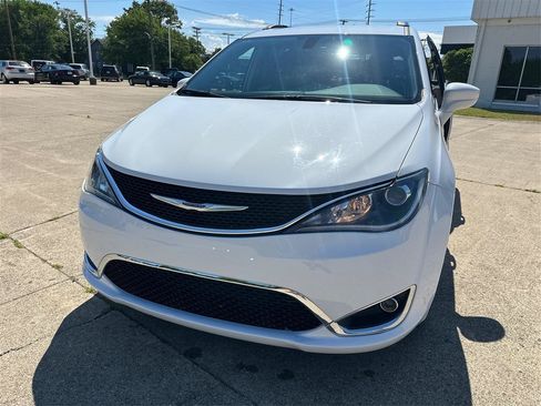 Used 2017 Chrysler Pacifica Touring-L Plus FWD image 23