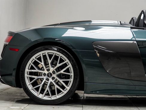 Used 2017 Audi R8 V10 w/ Carbon Exterior Package image 11