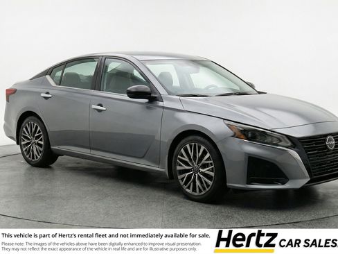 Used 2025 Nissan Altima 2.5 SV image 1