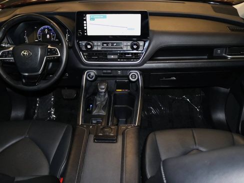 Used 2024 Toyota Grand Highlander AWD image 17