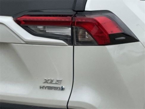 Used 2021 Toyota RAV4 XLE Premium image 6